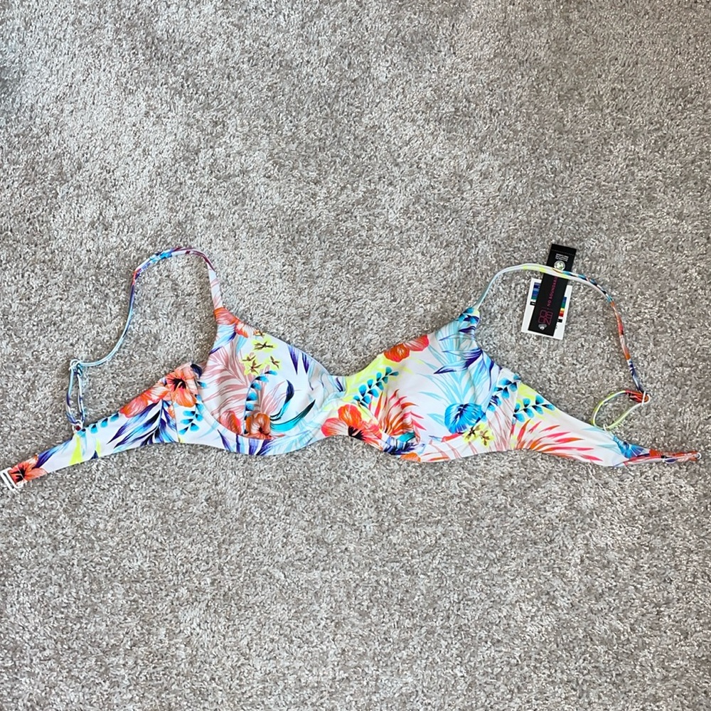 NWT No Boundaries swim top size M(7-9)